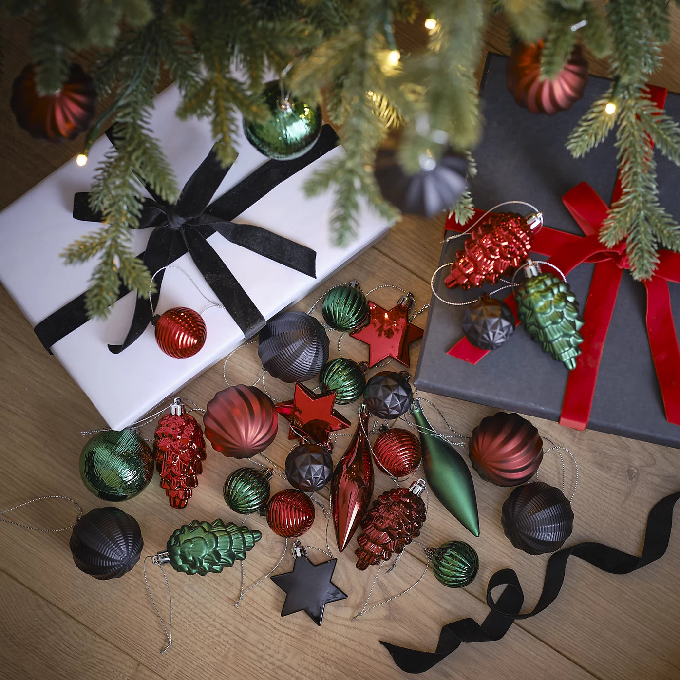 Black, green & red Plastic Christmas Tree decoration, Pack of 50 Baubles